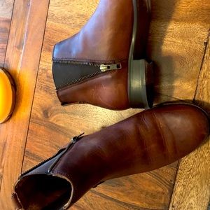 Frye women’s leather zip Chelsea ankle boot size 7